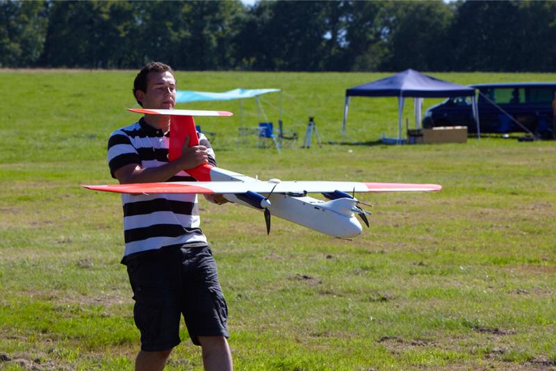 Das M2AV wird mit einem Bungee-Seil gestartet. Thomas Krüger bringt das Präzisionsmessgerät dafür in Position. Im vorderen Teil des Flugzeugs sind die meteorologischen Sensoren eingebaut.