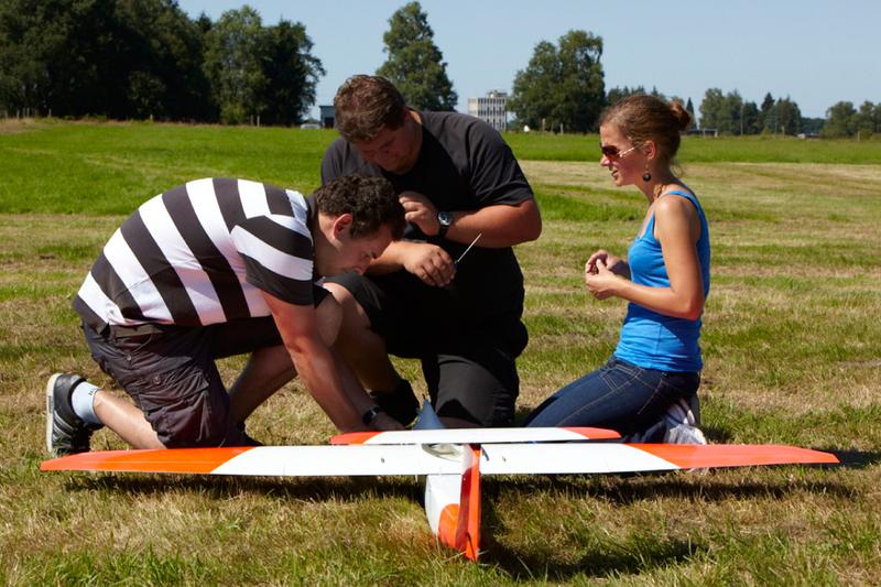 Mitarbeiter des ILR (Thomas Krüger, Andreas Scholtz und Sabrina Martin) bereiten das Flugzeug auf einen Einsatz vor.