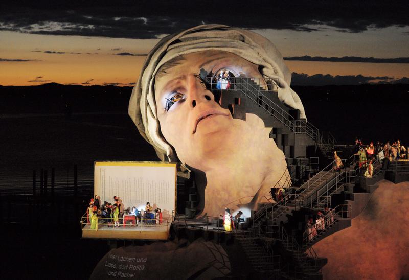 Das Bühnenbild der Revolutionsoper »André Chenier«.