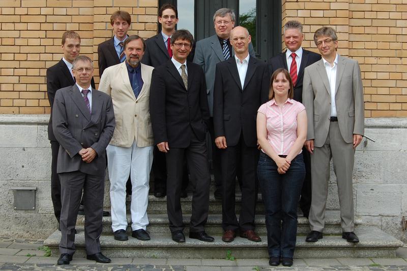 Von links nach rechts: Florian Leutert (Wissenschaftlicher Mitarbeiter der Uni Würzburg), Herr Sarich (Kanzler der h-ab), Markus Lotz (Wissenschaftlicher Mitarbeiter der h-ab), Prof. Schilling (Uni WÜ), Prof. Czinki (h-ab), Prof. Bruhm (Projektleiter, h-ab), Franz Som (Fa. Reis, Leiter Steuerungsentwicklung Software), Stephan Hummitzsch (Geschäftsführer Metallbau Heidenau), Karina Sahl (Finanzen, h-ab), Dr. Dresselhaus (Fa. Reis, Koordinator Forschungs- und Verbundprojekte), Prof. Stark (Vizepräsident h-ab)