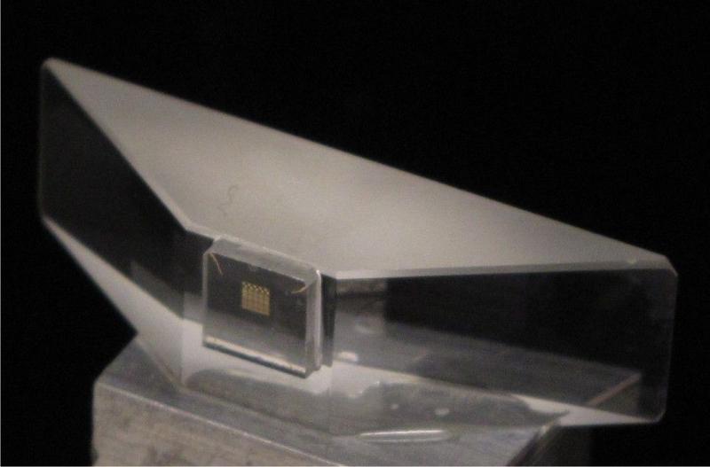 Die untersuchten plasmonischen Strukturen sind an der Oberfläche eines Prismas integriert.
