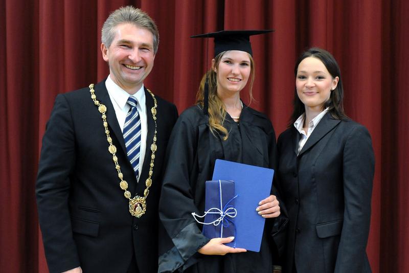 Svenja Klups (Mitte) ist beste Marketingstudentin an der Handelshochschule Leipzig (HHL). Prof. Dr. Andreas Pinkwart (Rektor) sowie Beatrice Ermer (Geschäftsführerin der Akademischen Marketinggesellschaft e.V.) überreichen der M.Sc.-Absolventin den Preis der Akademischen Marketinggesellschaft e.V.  / Quelle: HHL