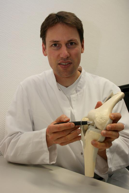 PD Dr. Peter Kreuz mit einem Gelenkmodell