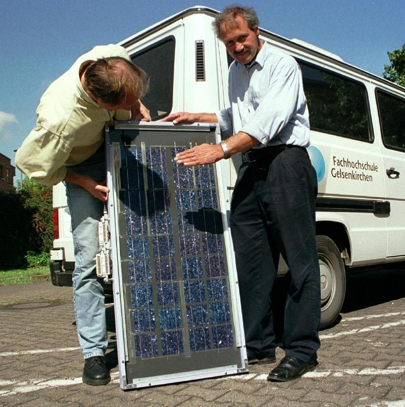 Mit Kopf und Hand simulieren Prof. Dr. Dieter Kohake (r.) und Thomas Nierhoff, wie Schatten die Effektivität von Solarzellen mindern. Foto: FHG/BL, Abdruck honorarfrei