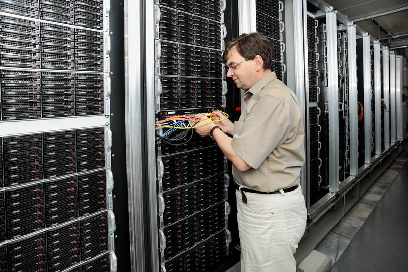 Professor Dr. Volker Lindenstruth, Leiter des IT-Bereichs von GSI, inspiziert den Prototyp für den Green-Cube, der mit der neuen Kühlungstechnik bereits bei GSI eingesetzt wird.