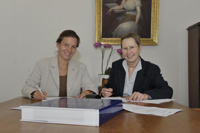Wollen künftig enger zusammenarbeiten: HAWK-Präsidentin Prof. Dr. Christiane Dienel (links) und Universitätspräsidentin Prof. Dr. Ulrike Beisiegel (rechts).