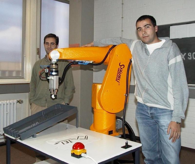 Gonzalo González Rodriguez (rechts im Bild) trainiert das (kleine) "Großhirn" des Roboters. Mit ihm im Institut: David Guerrero Dualde.