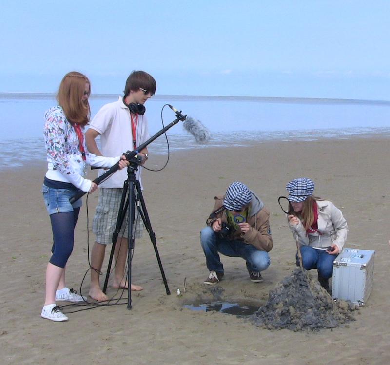 Am Strand von St. Peter-Ording simulieren Teilnehmer eines Schüler-Sommerkurses die Entstehung von Tsunamis - und produzieren gleichzeitig einen Film für das Internet-Portal "Meeresforschung für Mich". 