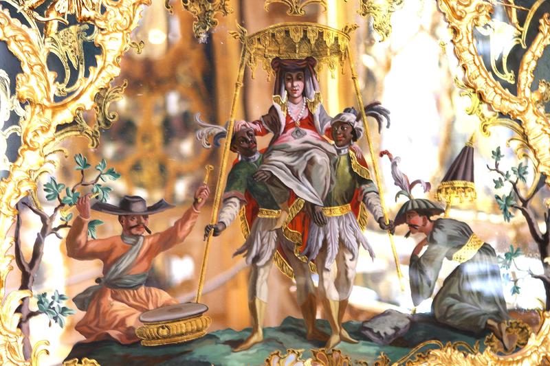 Hinterglasmalerei aus dem Spiegelkabinett der Würzburger Residenz. Zu sehen ist ein Motiv vom unteren Rand einer Wandvertäfelung. 