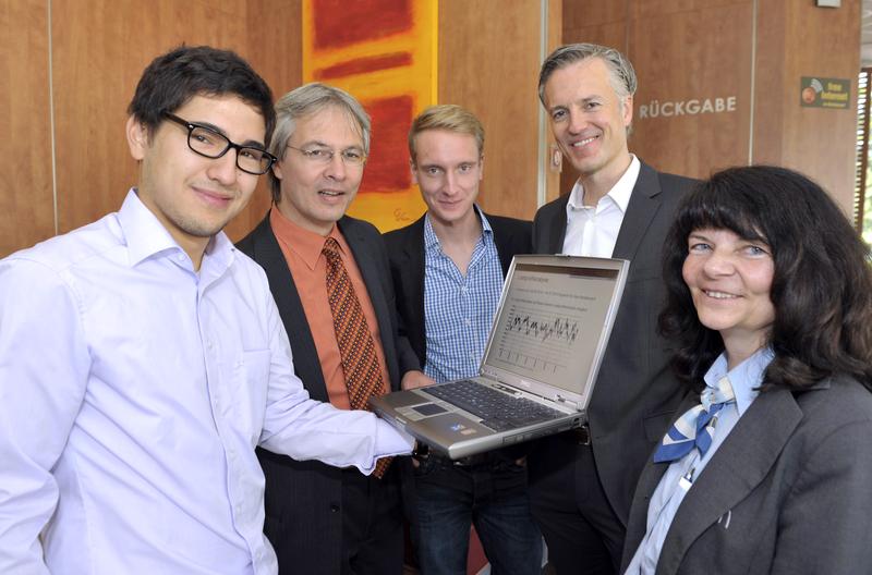 Die Studenten Kevin Ly (li.) und Ludger Hemsing (3.v.l.) und Professor Dr. Wolfgang Irrek (Mitte) mit Dr. Thilo auf’m Kamp (2.v.r.) und Ursula Hammerschmidt (McDonald’s) bei der Projektpräsentation zu den Einsparpotenzialen in einer Bottroper McDonald’s Filiale.