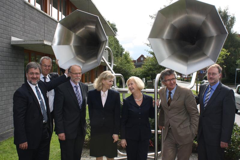 Feierten das Jubiläum 10 Jahre HörTech: Stephan Albani (HörTech-Geschäftsführer), Nikolai Bisgaard (GN ReSound und HörTech-Beirat), Prof. Dr. Dr. Birger Kollmeier (wissenschaftlicher Leiter der HörTech), Prof. Dr. Babette Simon (Präsidentin der Universität Oldenburg), Prof. Dr. Johanna Wanka (Niedersachsens Wissenschaftsministerin), Prof. Dr. Gerd Schwandner (Oberbürgermeister der Stadt Oldenburg), Thomas Kempe (Vorstand des Evangelischen Krankenhauses Oldenburg und Mitglied HörTech-Gesellschafterversammlung) (v.l.n.r)