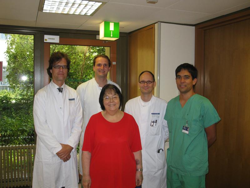 Die schnelle Thrombus-Entfernung rettete Brunhilde Wecker vermutlich das Leben. An dem Eingriff waren beteiligt (v.l.n.r.): Professor Dr. Martin Bendszus, PD Dr. Stefan Rohde (beide Neuroradiologie), Professor Dr. Peter A. Ringleb (Neurologie), Dr. Mirko Pham (Neuroradiologie). 