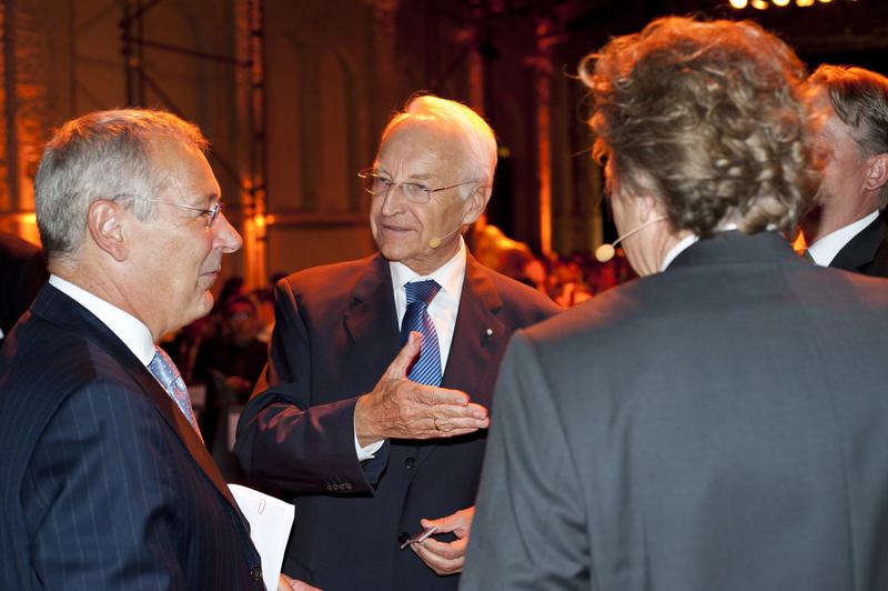 Der Präsident der Munich Business School, Dr. h.c. Rudolf Gröger, im Gespräch mit dem ehemaligen bayerischen Ministerpräsidenten Edmund Stoiber