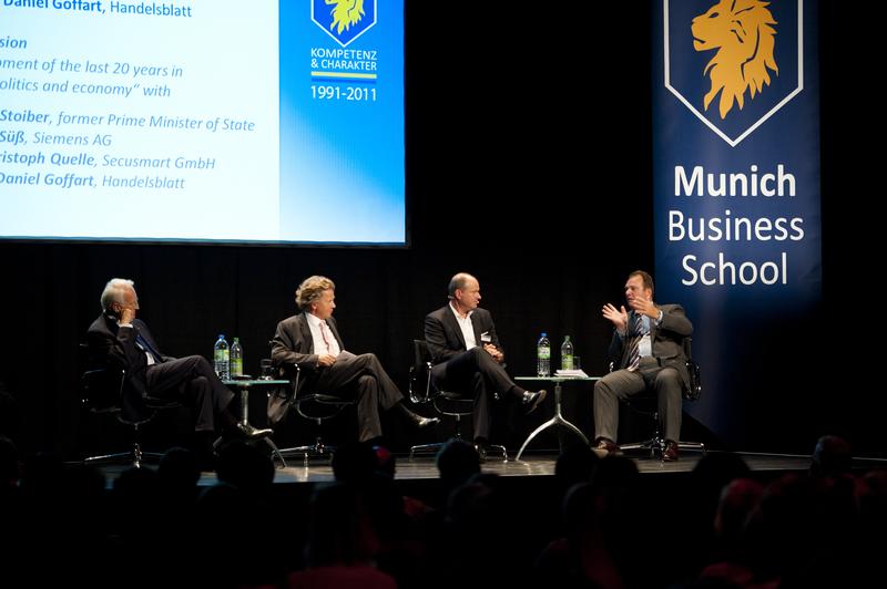 Die Teilnehmer der Podiumsdiskussion (v.l.): Dr. Edmund Stoiber, Moderator Daniel Goffart (Handelsblatt), Unternehmer Dr. Hans-Christoph Quelle (Secusmart), Siemens-Vorstand Dr. Michael Süß