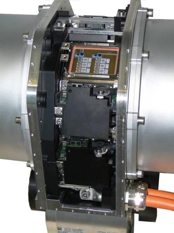 Achsantriebseinheit – hier mit Blick auf bzw. in die intelligenten Umrichterbausteine