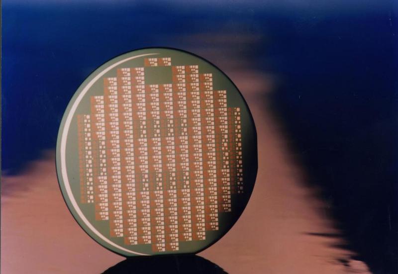 Optokoppler-Struktur auf einem Siliziumwafer auf der Basis blau-violetter Elektrolumineszenz (Foto: Nano-CC-UFS)