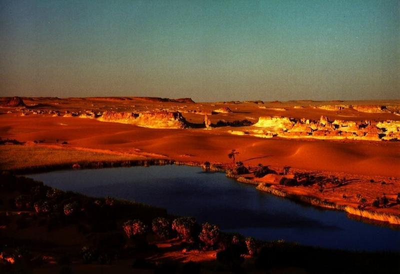 Die Sahara ist immer noch ein weithin unerforschtes Gebiet. Eine Expedition in den Nordost-Tschad unter Beteiligung des Heinrich-Barth-Institutes fand neue Fakten zur Vergangenheit der Wüstenregion. Die Abbildung zeigt den Süßwassersee von Boku.