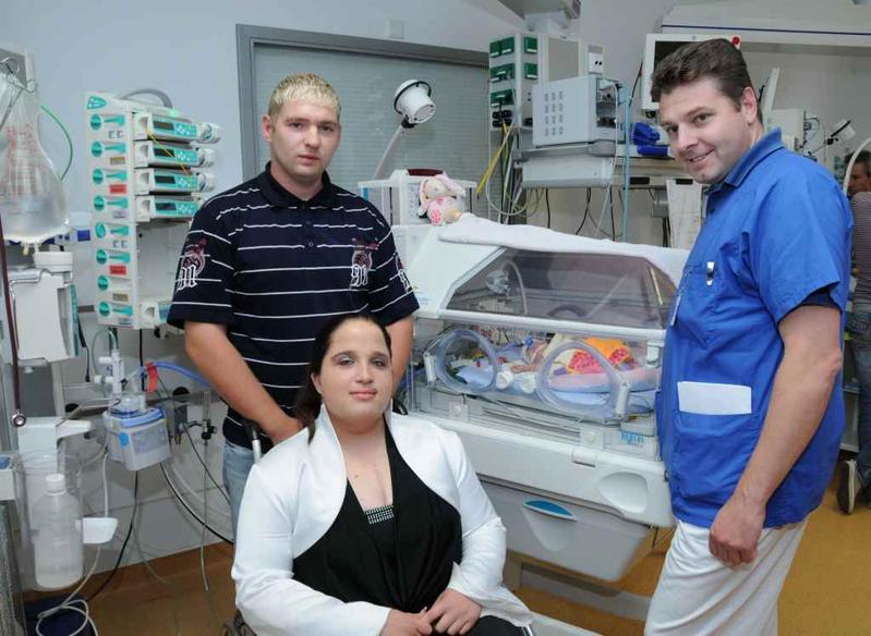 Die Eltern Stefanie Möller (24) und Marcel Busch (25) aus Neubrandenburg sowie Kinderarzt Dr. Sven Armbrust freuen sich über die schnellen Fortschritte bei der kleinen Paulina.
