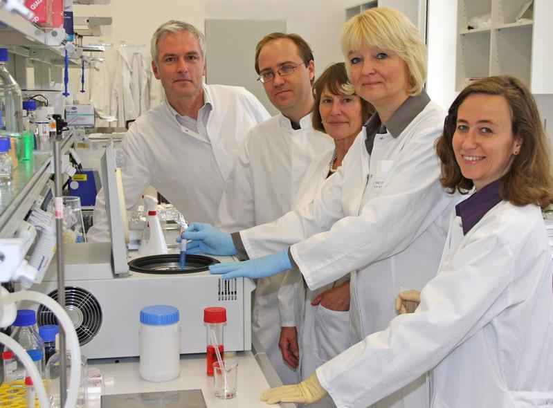 Hoffnung für Nierenkranke - das Team um das Forscherpaar Nicole und Karlheinz Endlich (v. li. Prof. Karlhans Endlich, Dr. Eric Schordan, Dr. Elisabeth Rumpel, Privatdozentin Dr. Nicole Endlich, Dr. Sandra Schordan) kann Patienten mit dem schweren Nierenleiden RPGN schon bald besser helfen.