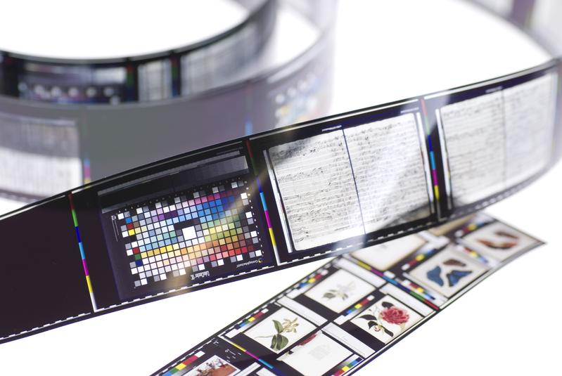 Digitale Archivalien – z. B. aus der Herzogin Anna Amalia Bibliothek in Weimar – lassen sich auf Farbmikrofilm für 500 Jahre speichern – zuverlässig und farbecht. 