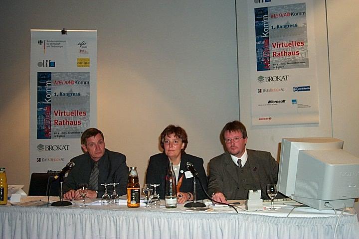 Aus der Praxis für die Praxis: Präsentation des Bremer Modells durch Prof. Dr. Hermann Hill, Universität Speyer; Gisela Schwellach, Dr. Stephan Klein beide Geschäftsführer von bos, bremen online services (v.l.n.r.)