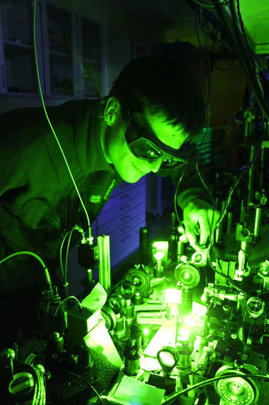 B. Hemmerling bei der Justage des Magnesium-Lasersystems 