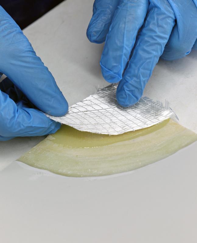 Erneuter Lagenaufbau bei der Reparatur von Glasfaserverbund-Bauteilen – ein Bestandteil der Personalqualifizierung zum FVK-Instandsetzer am Fraunhofer IFAM. 