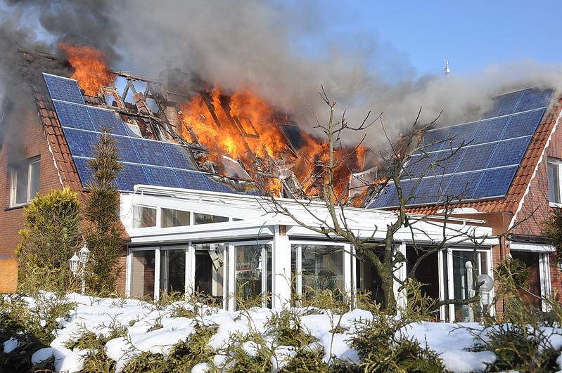 Brand eines Hauses mit Photovoltaik-Anlage Brand eines Hauses mit Photovoltaik-Anlage 
