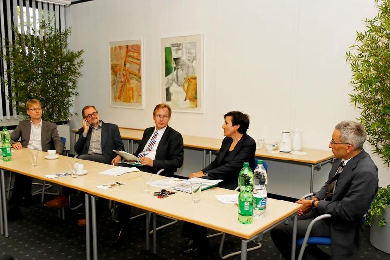 Prof. Dr. Carsten Heinze, Prof. Dr. Stefan Immerfall, Regierungspräsident Johannes Schmalzl, Prof. Dr. Maria Brunner, Prorektor Prof. Dr. Andreas Benk (v. l.)