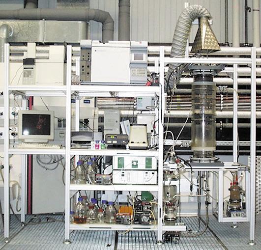 Technikumsanlage des Biorieselbettreaktors zur biologischen Reinigung formaldehydbelasteter Abluft.