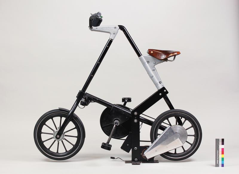 Digital Art Works.  The Challenges of Conservation Eine Ausstellung im ZKM | Medienmuseum, Dokumentationsfoto „digital art conservation“, 2011 Originalfahrrad der Installation "The Legible City" (1988-91) des Künstlers Jeffrey Shaw