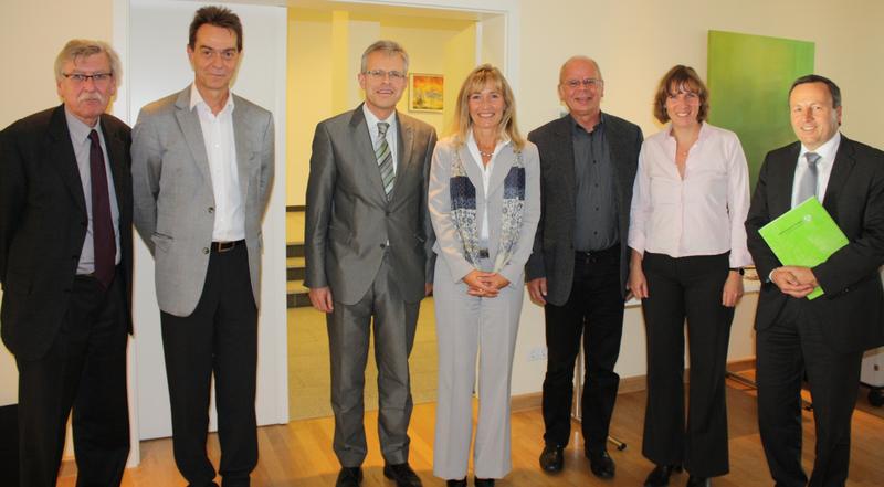 v.l.n.r.: Prof.Dr. Heinrich Bollinger(Dekan,HS Fulda), Jörg Fellermann(DGSv), Ministerialrat Schinke(Hess.Wissenschaftsministerium), Dr. Margot Klinkner (ZFH), Prof. Dr. Werner Nothdurft, Antje Carson (HS Fulda), Prof. Dr. Karim Khakzar, Präsident der HS Fulda
