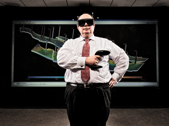 „3D-Raum“ von Stefan Thomas Kröger hat den PUNKT 2011 als bestes Einzelfoto gewonnen. Die Aufnahme zeigt einen Mitarbeiter der Wintershall Holding GmbH vor der Animation einer Flutung eines Ölvorkommens mit Wasser. Das Urteil der Jury: „Ungewöhnlich, mutig und humorvoll“.