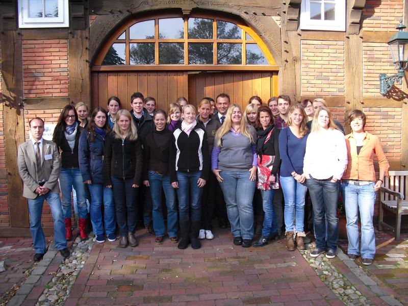 Die Teilnehmerinnen und Teilnehmer der 6. Akademie zum Pferdemanagement mit Organisator Felix Garlipp (links).