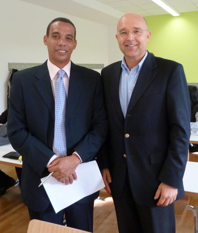 Rechtsanwalt Rodolfo Lopez Miranda (links) folgte der Einladung von Prof. Dr. Winfried Huck in dessen Vorlesung an die Ostfalia