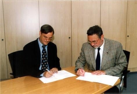 Künftig sind sie noch engere Partner: die Chemnitzer Uni und der VDI. Hier unterzeichnen Uni-Rektor Prof. Christian von Borczyskowski (l.) und Dr. Albrecht Fischer vom Westsächsischen Bezirksverein des VDI gerade den Kooperationsvertrag.