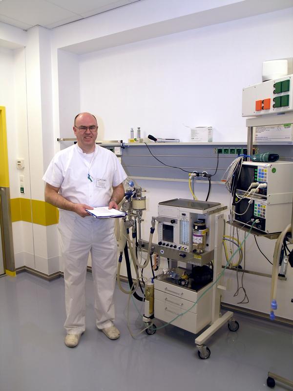 PD Dr. Thomas Klöss in der neuen Kinder-Schleuse. Sie kann auch für Patienten mit Knochenbrüchen und schmerzhaften Erkrankungen genutzt werden.