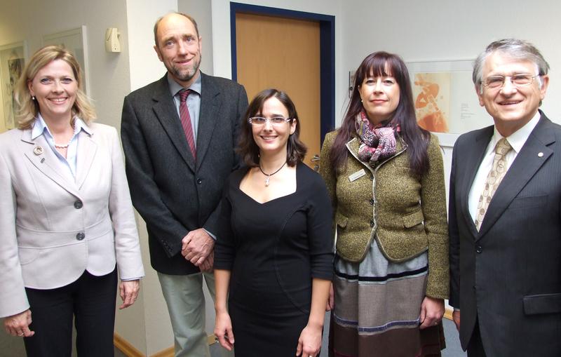 Prof. Dr. Babette Simon (Universitätspräsidentin), Dr. Friedrich Lütke Twenhöven (Preisträger), Dr. Dahlia Fischer (Preisträgerin), Dr. Stephanie Abke (Geschäftsstellenleiterin EWE Stiftung), Prof. Dr. Klaus von Klitzing (Nobelpreisträger und Namensgeber des Preises)