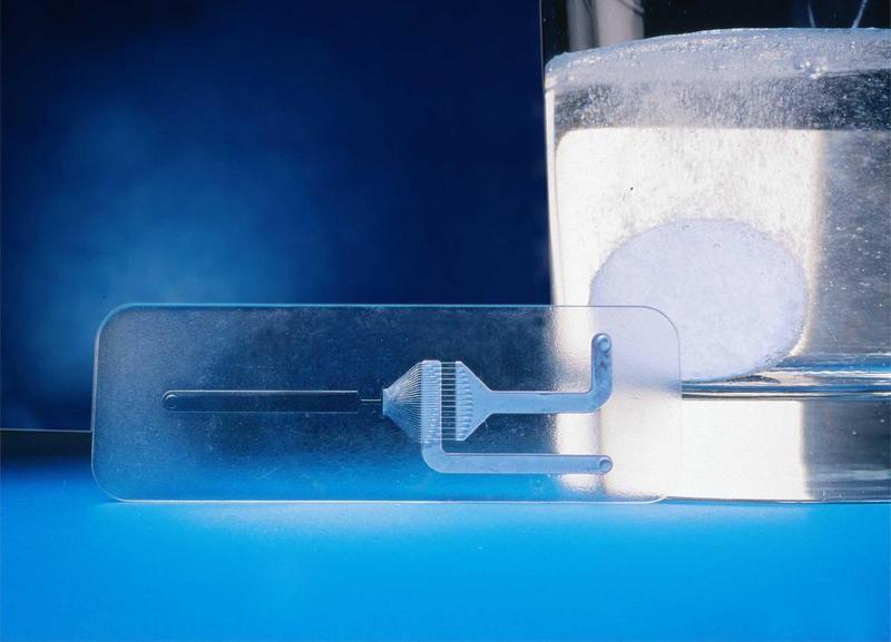 Mikromischer aus Foturan-Glas geben den Durchblick bei Mischprozessen. Qualitätskontrolle und Prozessoptimierung sind bereits beim Mischvorgang möglich. Quelle:Institut für Mikrotechnik Mainz GmbH / Foto: J. Hartmann