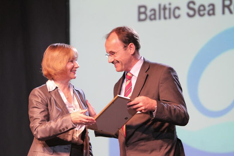 Rima Putkiene, Ministry of Economy Lithuania, (left) handing over the Baltic Sea Region Innovation Award 2011 to Wolfgang Blank, Managing Director of BioCon Valley