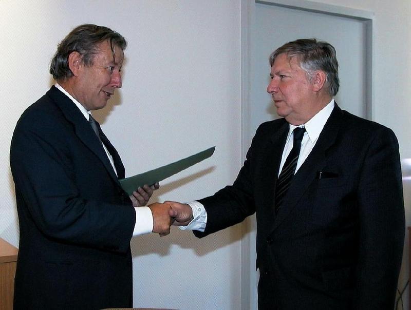 Dr. Peter Kickartz (l.) dankte für die Universität Dr.-Ing. Hans Emil Kolb (r.) für sein Engagement um die Ausbildung der Clausthaler Erdöl- und Erdgasingenieure.