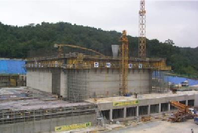 Das entstehende Experimentiergebäude für KSTAR in Taedok (Stand September 2000) (Fotos: Korea Basic Science Institute)