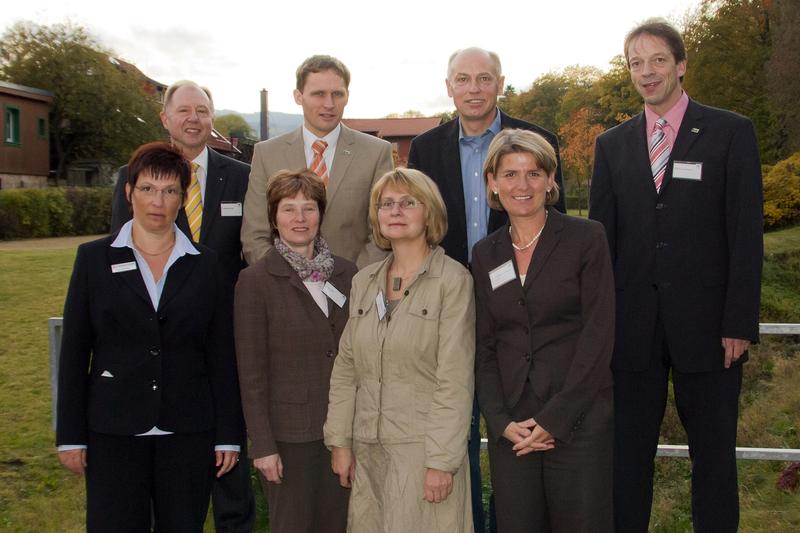 Prof. Dr. Folker Roland (r.), Prorektor an der Hochschule Harz, und Dipl.-Kfm. (FH) Marco Lipke (2.v.l.), Leiter des TransferZentrums Harz, begrüßten mit hochkarätigen Referenten zum Informationstag „Offene Hochschule“ (v.l.n.r.): Heike Schittko (Leiterin der Agentur für Arbeit Halberstadt), Dr. Bernhard Voigt (Vorstand CDU-MIT, Kreisverband Harz), Dr. Ute Urban, Prof. Dr. Andrea Heilmann, Prof. Volker Ruwisch und Prof. Dr. Elisabeth van Bentum (alle Hochschule Harz).