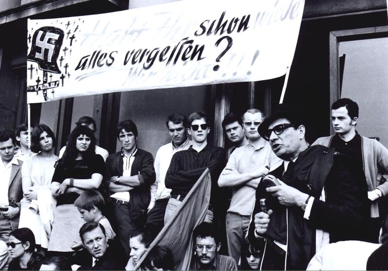 Demonstration gegen die Notstandsgesetze vor dem Staatstheater Ende Mai 1968 mit dem Rektor der Universität des Saarlandes Prof. Dr. Werner Maihofer (rechts mit Hut) 