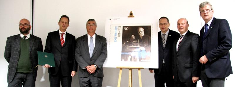 Von links nach rechts: Grafiker Carsten Wolff, Dr. Lutz Knopek (MdB), Wolfgang Brunk (Wiechert'sche Erdbebenwarte), DGG-Präsident Prof. Eiko Räkers, Staatssekretär Hartmut Koschyk, DGG-Schatzmeister Dr. Alexander Rudloff