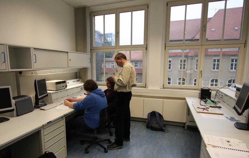 Bau einer Binäruhr - Schülerprojekt an der HfTL