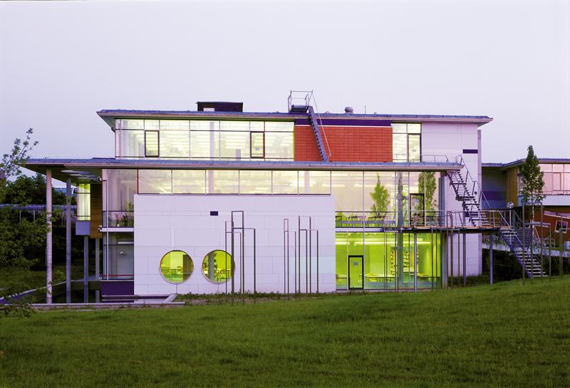 1997 bezog die Juristische Fakultät dann ihr neues Gebäude auf dem Augsburger Universitätscampus.