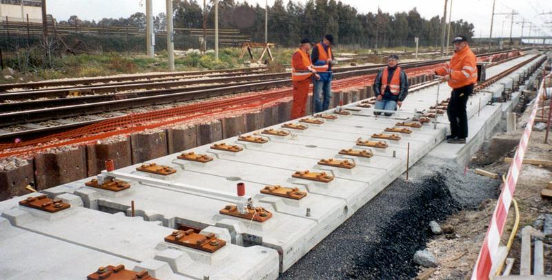 Bau der Variante "Feste Fahrbahn Boegl" nahe der italienischen Stadt Foggia. Solche Betonstrecken ermöglichen maximale Zuggeschwindigkeiten.