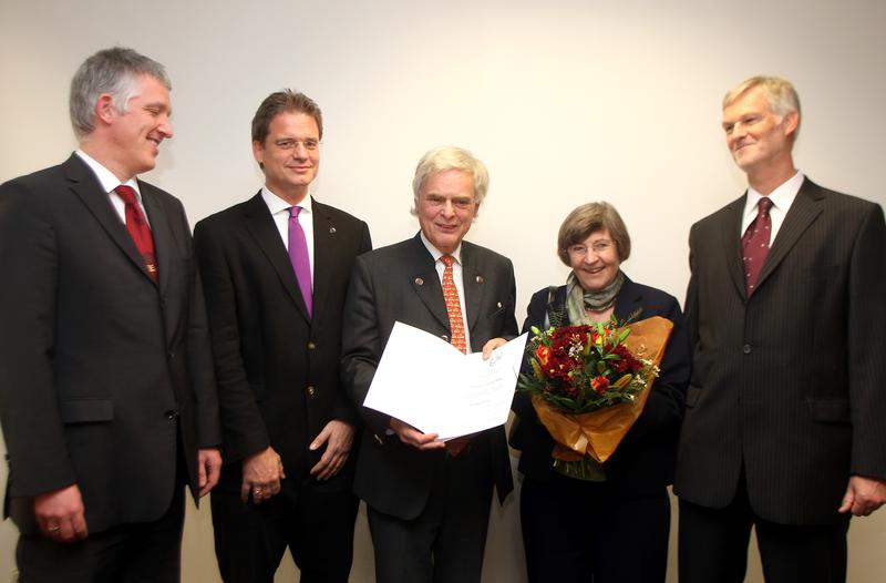 Prof. Dr. Stefan Bauer, Direktor des Instituts für Immunologie; Prof. Dr. Frank Bremmer, Vizepräsident der Philipps-Universität Marburg; Prof. Dr. Dr. h.c. Hermann Wagner, Dr. Gerhild Wagner; Dr. Michael Bröker, Senior Expert Scientific Affairs, Novartis Vaccines and Diagnostics (v. l. n. r.).