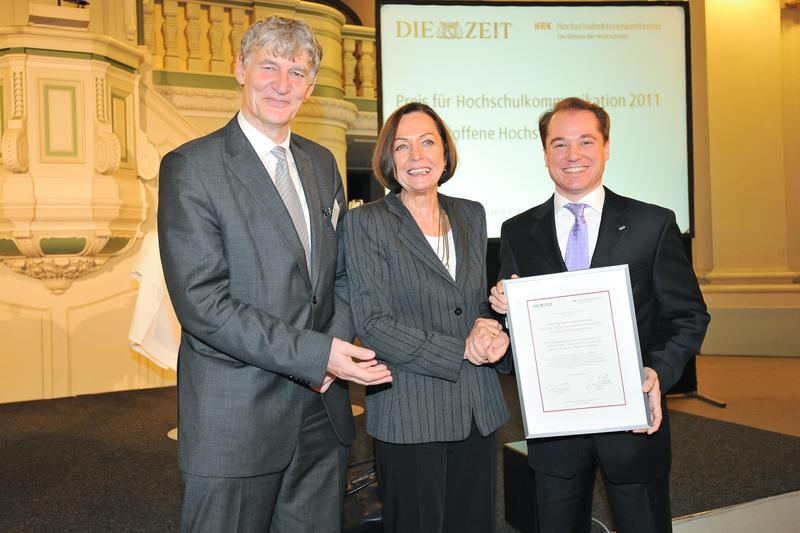 TU9-Präsident Prof. Dr.-Ing. Ernst Schmachtenberg, HRK-Präsidentin Prof. Dr. Margret Wintermantel und TU9-Geschäftsführer Venio Piero Quinque. 